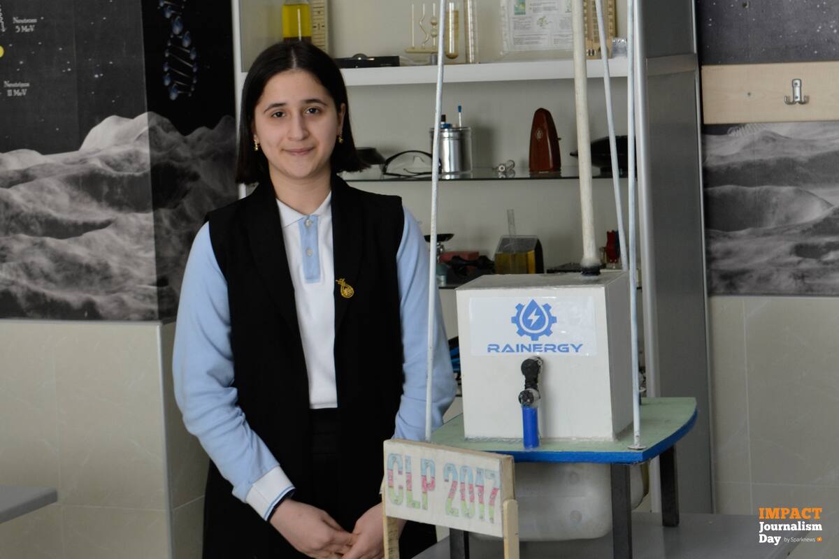 Reyhan Jamalova, de 15 años, junto a su invento