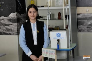 Tiene 15 años e inventó un aparato que genera luz usando agua de lluvia