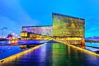 Reykjavik, Islandia - Vista del Harpa Music Hall y del Centro de conferencias en Reykjavik