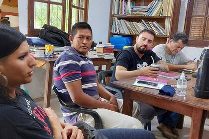 Reynaldo Díaz (remera rallada) en las oficinas de APCD