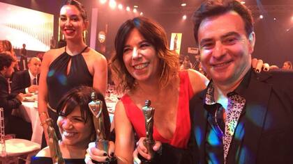 Reynaldo Sietecase con sus compañeras de radio, en la ceremonia