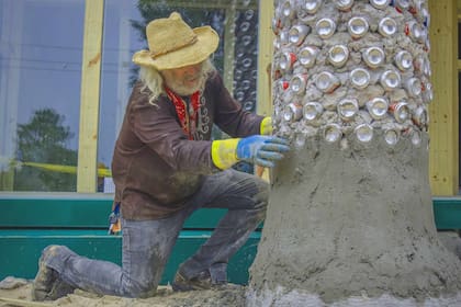 Reynolds, durante la construcción de la obra de la primera escuela sustentable en Uruguay.