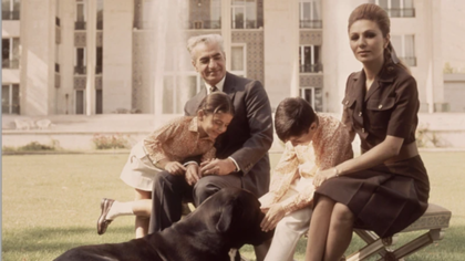 Reza Pahlavi con su esposa, hijos y perro