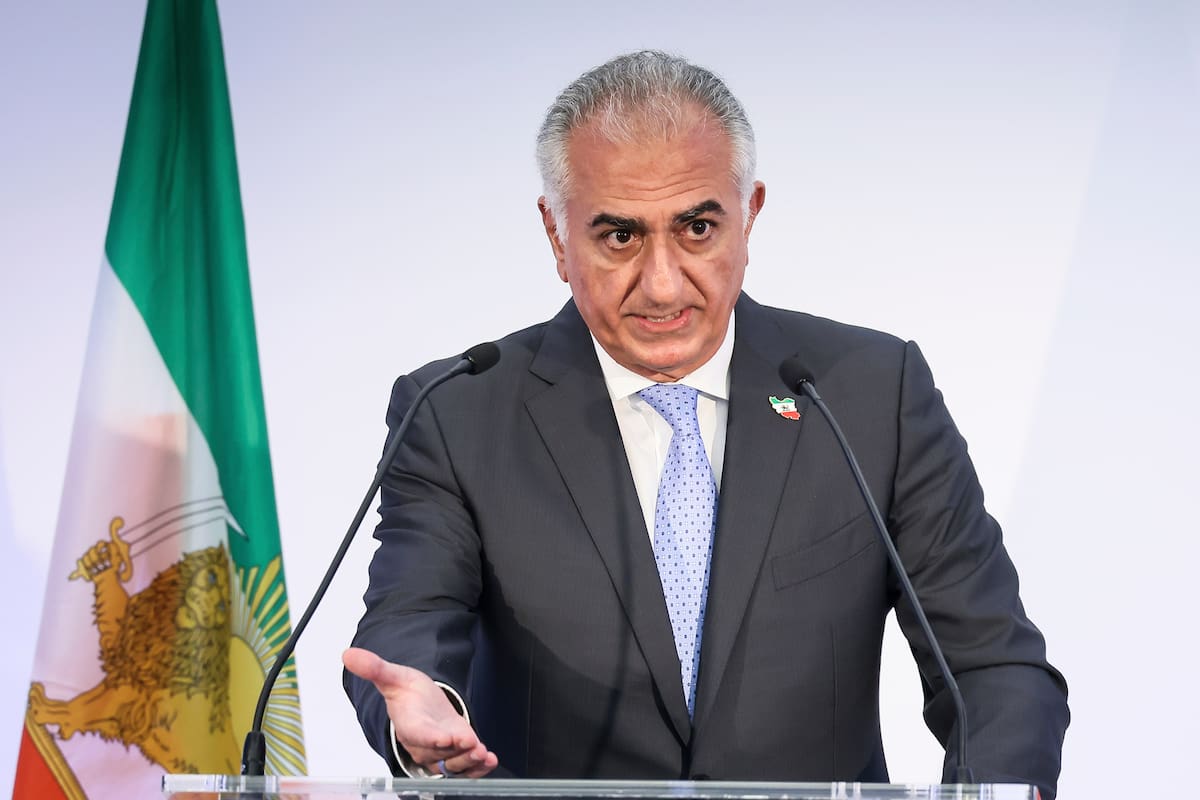 Reza Pahlavi, hijo del derrocado sha de Irán Mohammad Reza Pahlavi, habla durante una conferencia de prensa el 23 de junio de 2025 en París