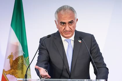Reza Pahlavi, hijo del derrocado sha de Irán Mohammad Reza Pahlavi, habla durante una conferencia de prensa el 23 de junio de 2025 en París