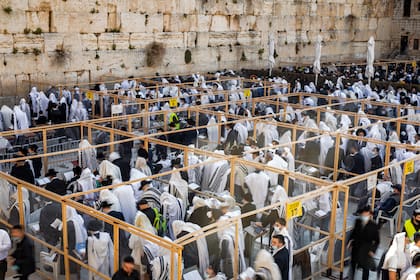 Rezos en los lugares sagrados de Jerusalén
