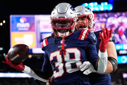 Rhamondre Stevenson, running back de los Patriots de Nueva Inglaterra, celebra después de anotar un
