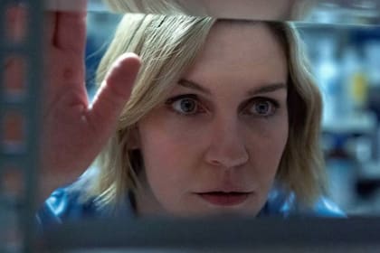 Rhea Seehorn interpreta a Carol Sturka, una novelista que debe enfrentarse a un extraño mundo transformado por un fenómeno que alteró a casi toda la humanidad, en la nueva serie de Vince Gilligan