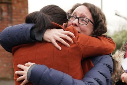 Rhiannon Davies y Kayleigh Griffiths, ambas madres de bebes fallecidos, fueron elogiadas por compartir sus historias para que se investigara el escándalo