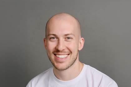Rhys Hanak: “Con nuestros clientes vemos que los agentes no reemplazan equipos, sino que los complementan: automatizan tareas repetitivas y liberan tiempo para que las personas se enfoquen en problemas más estratégicos”