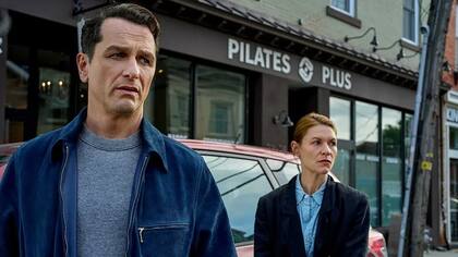 Rhys junto a Claire Danes en la miniserie La bestia en mí