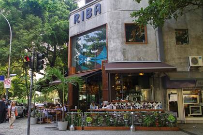 Riba tomó una esquina del barrio de Leblon.