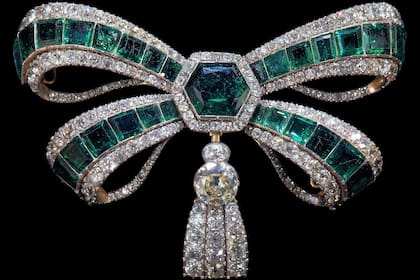 Ribete del corpiño. Esmeraldas hexagonales, diamantes y plata dorada.