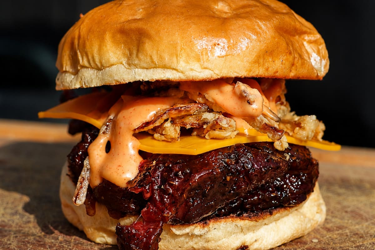 Ribs al Río presenta el nuevo Beef Cheek Sandwich, una oda texana al ahumado