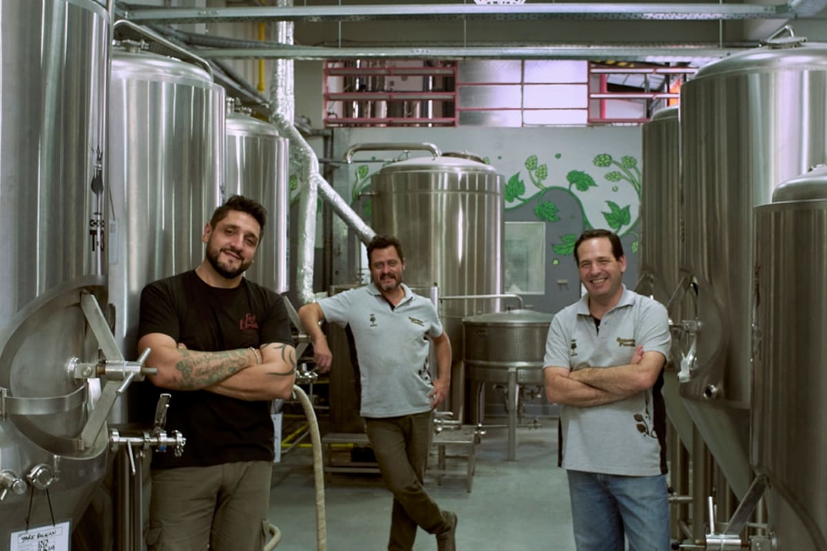 Ricardo Aftyka (40), Sergio Picciani (44) y Rodrigo Loran (45) son los dueños de Juguetes Perdidos Cerveza Artesanal, desde donde distribuyen a 12 bares en Capital y Gran Buenos Aires; también pusieron el bar Bélgica, en Caballito