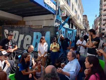 Ricardo Alfonsín acompañó a los trabajadores de Télam, en la sede de Bolívar al 500