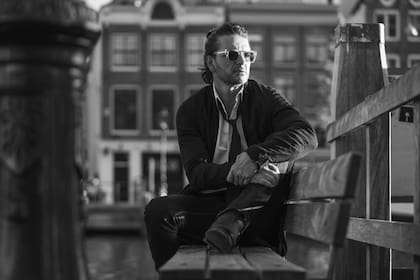 Ricardo Arjona, como quien mira una espera, en la primera entrega de su disco doble