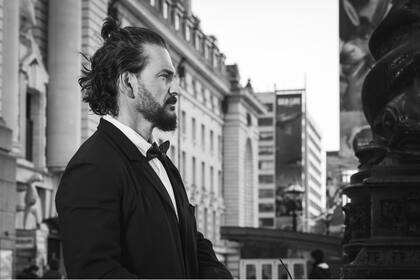 Ricardo Arjona, como quien mira una espera, en la primera entrega de su disco doble