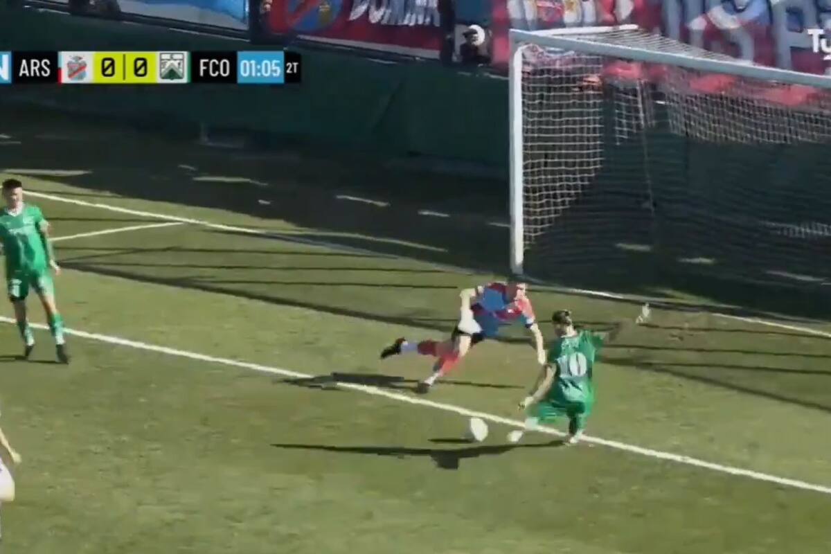 Ricardo Blanco, número 10 de Ferro, erra un gol insólito en la cancha de Arsenal; el encuentro finalizó 0-0