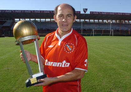 Ricardo Bochini con la Copa Europeo Sudamericana en 2004, durante una producción de LA NACION, a 20 años de la conquista del título ante Liverpool