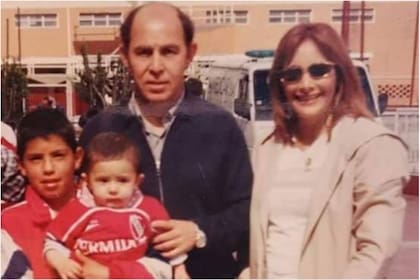 Ricardo Bochini junto a Graciela Suñé y el "Kun" Agüero quien daba sus primeros pasos en Independiente