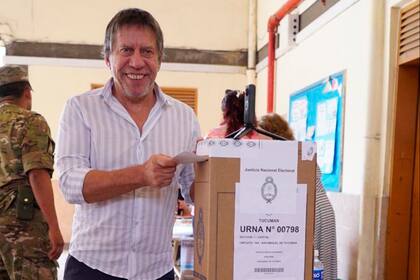 Ricardo Bussi, diputado electo de La Libertad Avanza, al votar hoy en Tucumán