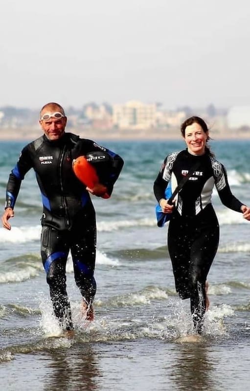 Ricardo Carral y Lorena Pritchard combinan deporte y ecología. Al entrenamiento diario suman la recolección de basura.