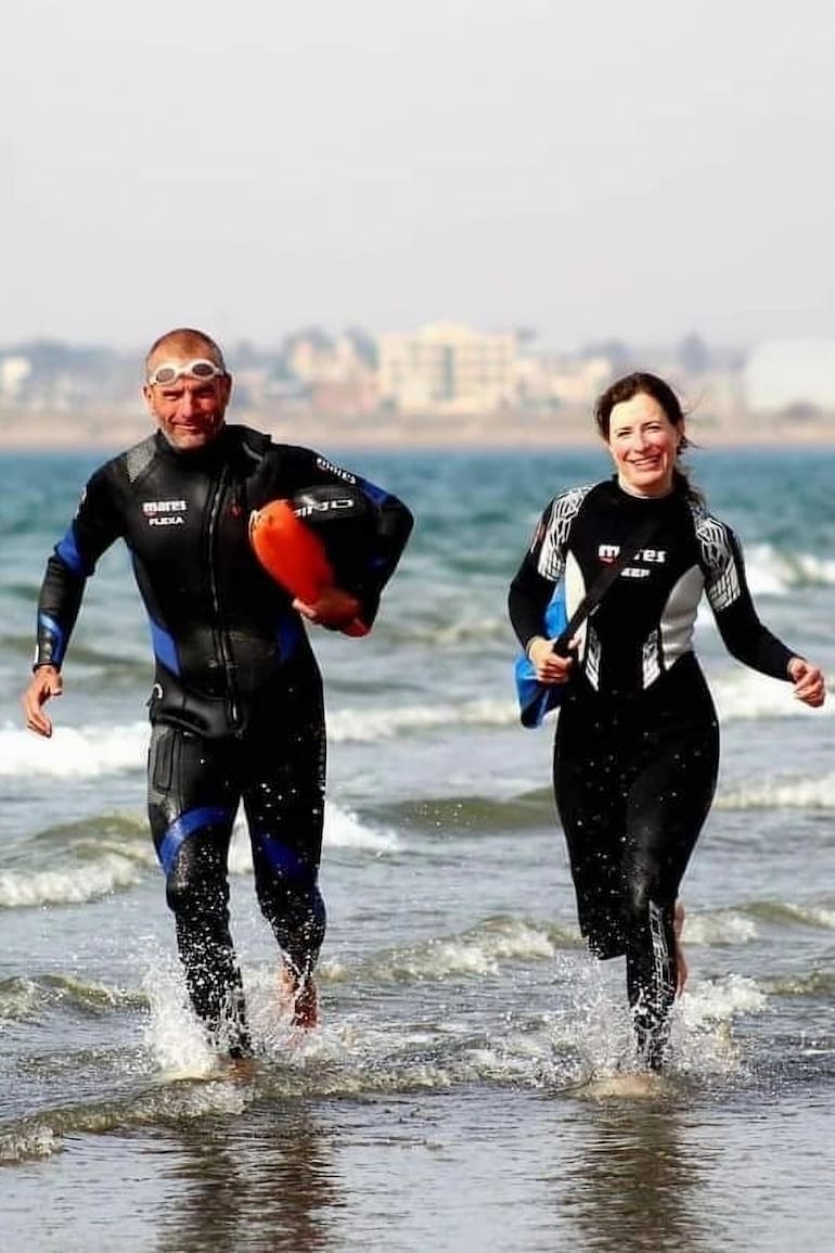 Ricardo Carral y Lorena Pritchard combinan deporte y ecología. Al entrenamiento diario suman la recolección de basura.