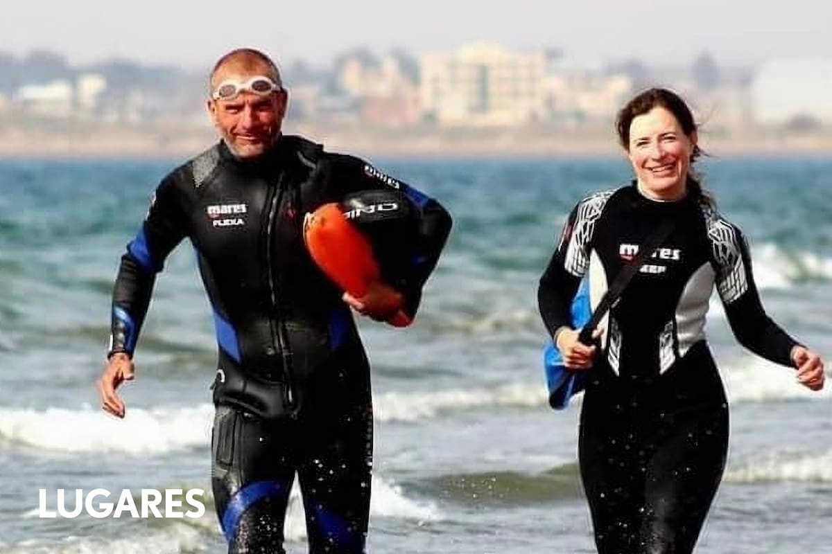 Ricardo Carral y Lorena Pritchard combinan deporte y ecología. Al entrenamiento diario suman la recolección de basura.