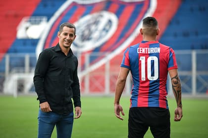 Ricardo Centurión con Leandro Romagnoli, entrenador de la reserva en San Lorenzo; el mediocampista tendrá otra oportunidad en un grande tras sus pasos por Racing y Boca