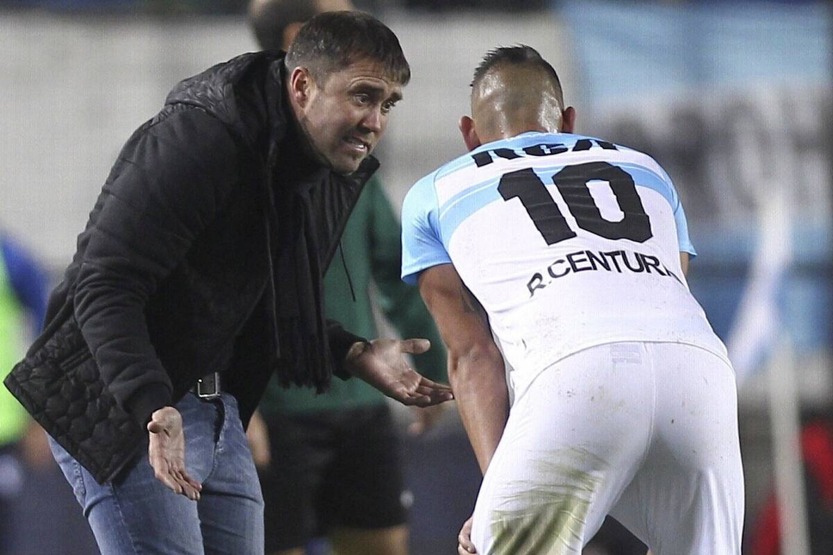 Ricardo Centurión escucha a Coudet en el cilindro de Avellaneda