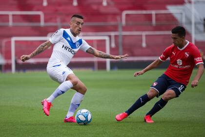 Ricardo Centurión intenta gambetear a Alan Velasco.