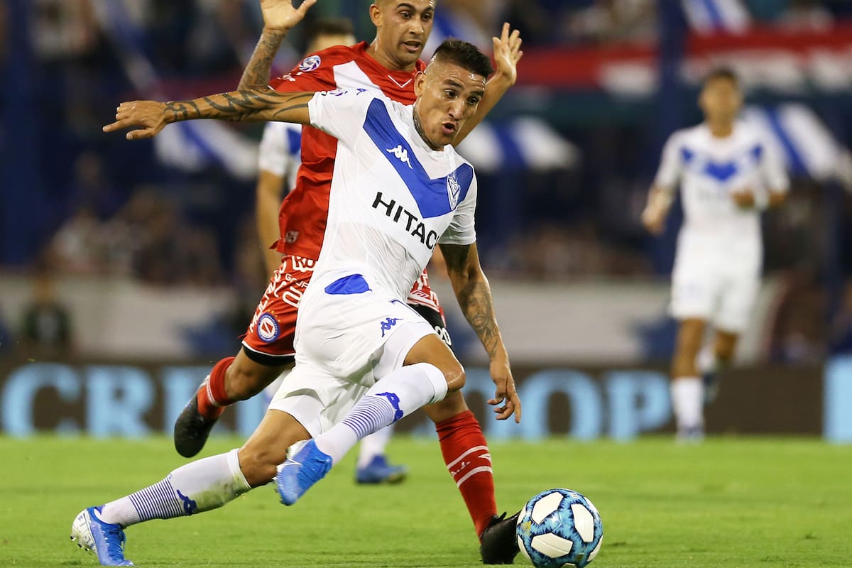 Ricardo Centurión jugó apenas cinco veces con la camiseta de Vélez y registró un gol y dos asistencias; el club quería seguir teniéndolo y acordó con Racing comprarle 50% del pase.