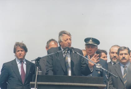 Ricardo Cirielli, a la derecha, de bigotes, en un acto con Néstor Kirchner