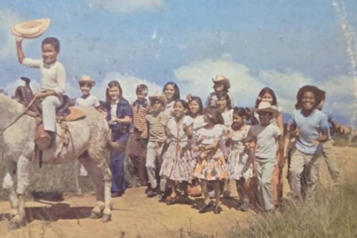 Ricardo Cuenci, de 8 años, cabalga un burrito acompañado de la agrupación infantil venezolana La Rondallita en la portada del disco original