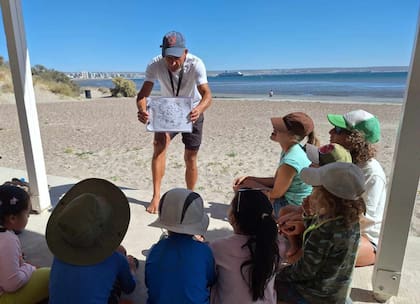 Ricardo da talleres para niños en escuelas, y también en la playa.