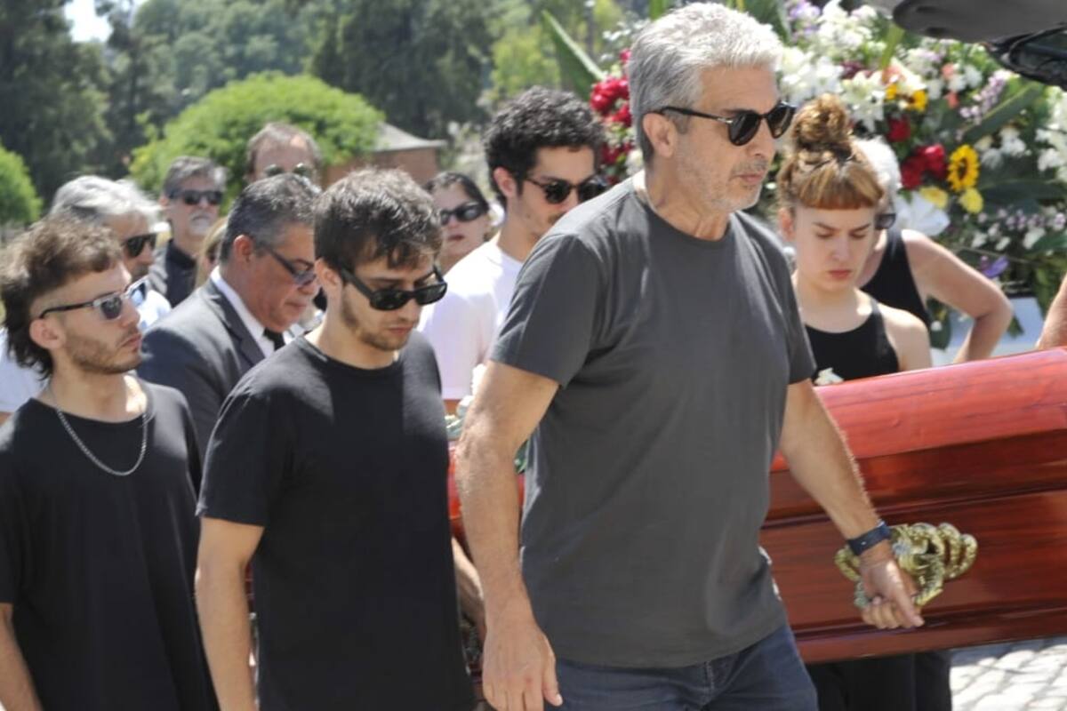 Ricardo Darín despidió con profundo dolor a su hermana hoy, en el Pantéon de Actores del Cementerio de la Chacarita