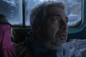 Ricardo Darín interpreta a Juan Salvo; la escena retrata el momento justo en el que él se despierta en la camioneta que conduce su amigo tras ser salvado (Foto: Captura Video Netflix)