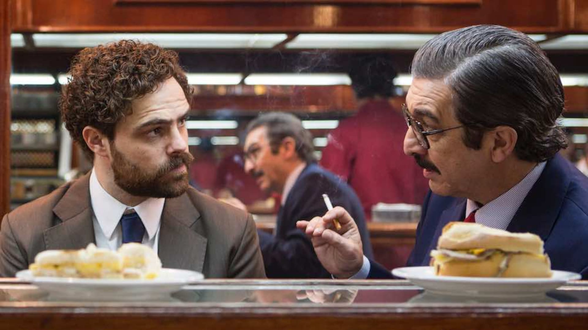 Ricardo Darín y Peter Lanzani en la barra de Café Paulín, uno de los escenarios de Argentina 1985