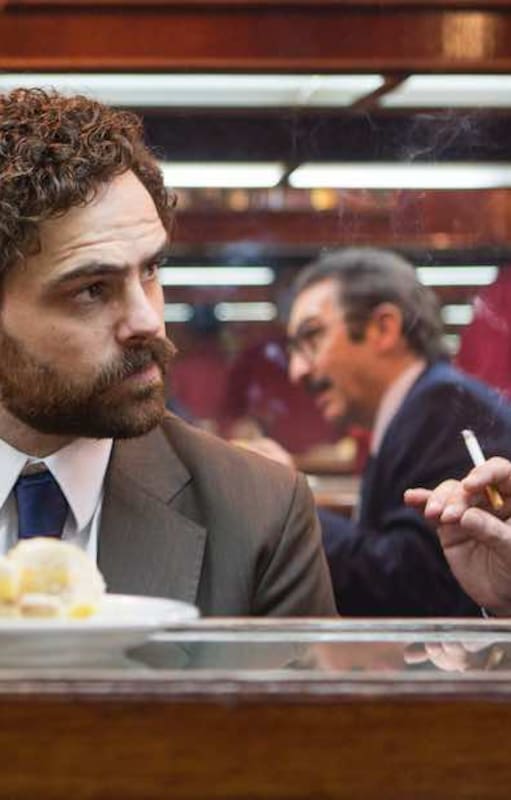Ricardo Darín y Peter Lanzani en la barra de Café Paulín, uno de los escenarios de Argentina 1985