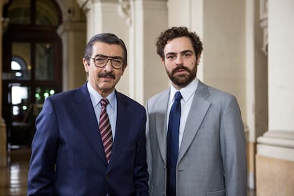 Ricardo Darín y Peter Lanzani en un alto del rodaje de Argentina, 1985, el film dirigido por Santiago Mitre sobre el juicio a las juntas militares