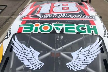 Ricardo Degumois, el auto de TC Pista con la inscripción en el parabrisas; este piloto, junto con Lucas Granja, eran los acompañantes de Angelini para los Mil Kilómetros de Buenos Aires, pero ninguno de los dos logró girar: Angelini rompió el motor en la primera vuelta