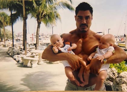 Ricardo Fort de vacaciones junto a sus dos hijos