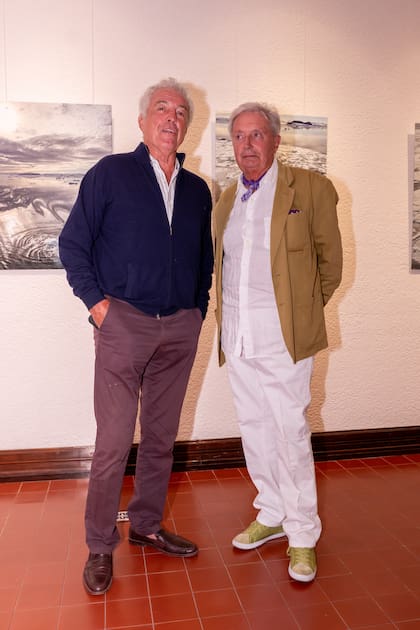 Ricardo Frers y Christian Cartier en la muestra fotográfica de Paola Marzotto en Punta del Este 2023.