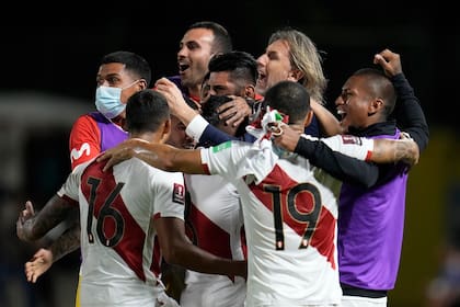 Ricardo Gareca festeja el segundo gol de Perú frente a Venezuela; un triunfo enorme