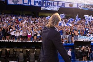 Ricardo Gareca saludando a la gente de Vélez el día de su presentación, el jueves 9 de marzo de 2023