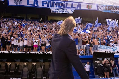 Ricardo Gareca saludando a la gente de Vélez el día de su presentación, el jueves 9 de marzo de 2023: duró 12 partidos