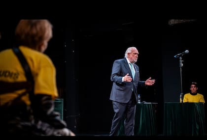 Ricardo Gil Lavedra como abogado defensor de Hamlet en la obra/performance realizada en el Teatro Regio, el sábado 6 de junio