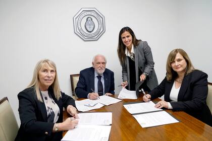 Ricardo Gil Lavedra, María Margarita Tschieder, Rosalía Silvestra y Jimena de la Torre