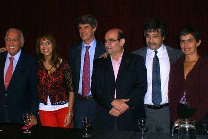 Ricardo Gil Lavedra (UCR), Victoria Donda (FAP), Alfonso Prat-Gay (Coalición Cívica), José Luis Ludueña y Sergio Abrevaya (Podes), y María Eugenia Estenssoro (Coalición Cívica - ARI)